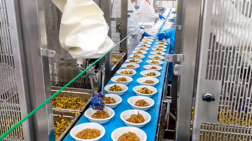 美国新公司Chef Robotics用AI帮你做预制菜，调料都配好！插图