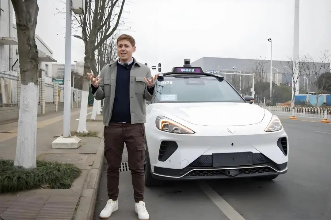 萝卜快跑拿下全球首张右舵左行牌照,开启全球大计插图2 萝卜快跑拿下全球首张右舵左行牌照,开启全球大计插图2