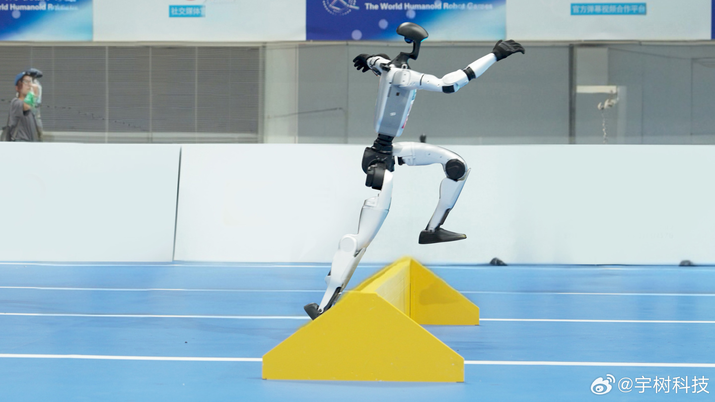 中国智造闪耀世界!宇树科技包揽人形机器人三项田径金牌插图2 中国智造闪耀世界!宇树科技包揽人形机器人三项田径金牌插图2
