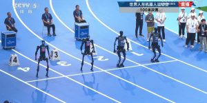 具身天工Ultra21.5秒破纪录夺冠！2025世界人形机器人运动会见证历史性突破缩略图