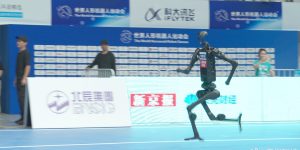 人形机器人运动会惊艳亮相：宇树科技包揽双金，明年将挑战半马全自主奔跑缩略图