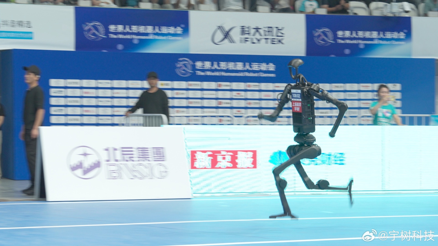 人形机器人运动会惊艳亮相:宇树科技包揽双金,明年将挑战半马全自主奔跑插图 人形机器人运动会惊艳亮相:宇树科技包揽双金,明年将挑战半马全自主奔跑插图