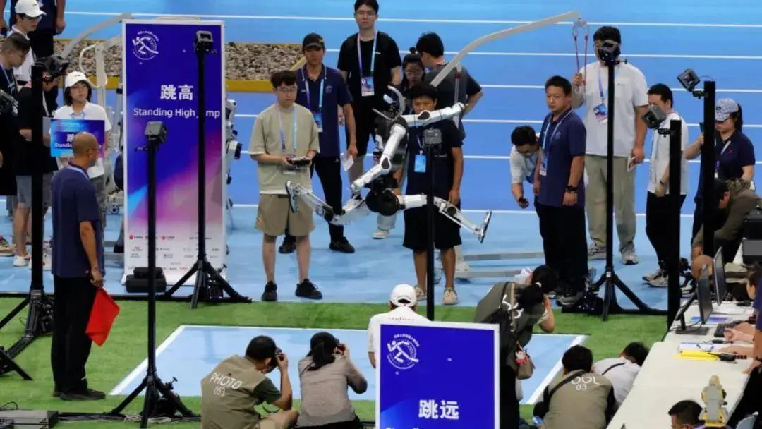 人形机器人95厘米跳高破纪录!宇树与星动纪元的技术路线之争插图1 人形机器人95厘米跳高破纪录!宇树与星动纪元的技术路线之争插图1