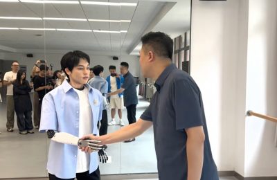 全国首个机器人博士生学霸01来上戏报到啦，以后艺术和科技大佬一起带他！缩略图