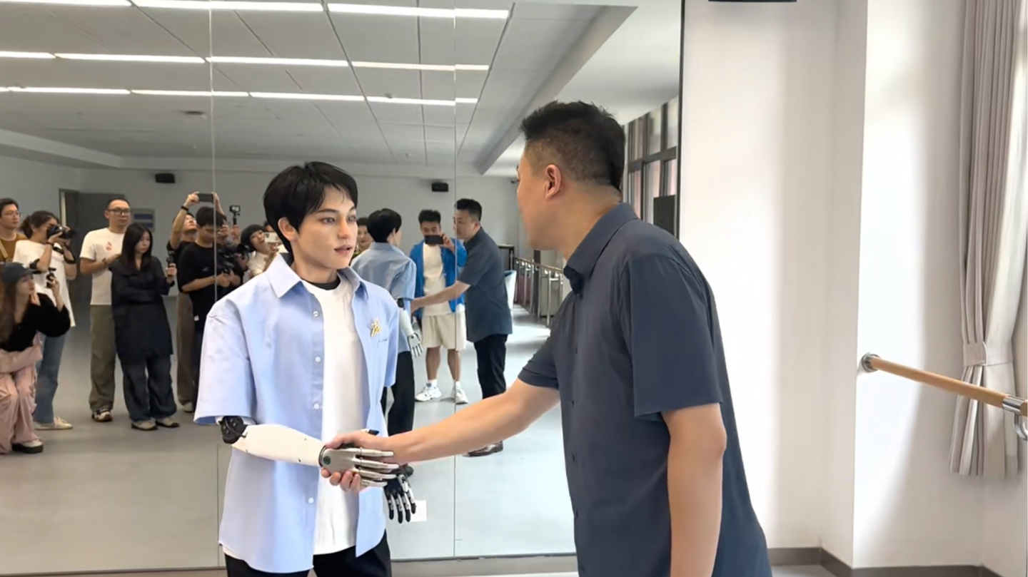 全国首个机器人博士生学霸01来上戏报到啦，以后艺术和科技大佬一起带他！插图