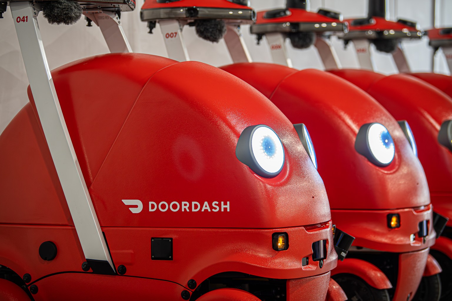 美国外卖巨头推送餐小车,跑得最快32公里,嘴里还能塞吃的插图1 美国外卖巨头推送餐小车,跑得最快32公里,嘴里还能塞吃的插图1