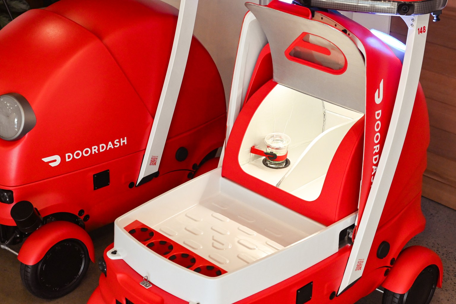 美国外卖巨头推送餐小车,跑得最快32公里,嘴里还能塞吃的插图2 美国外卖巨头推送餐小车,跑得最快32公里,嘴里还能塞吃的插图2