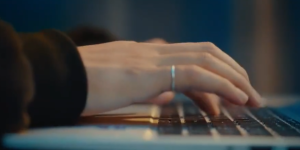 公司账号被黑？网警破获AI换脸盗号案缩略图