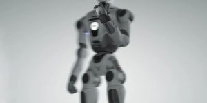 众擎T800人形机器人来了！18万起，行业首个用上固态动力电池缩略图