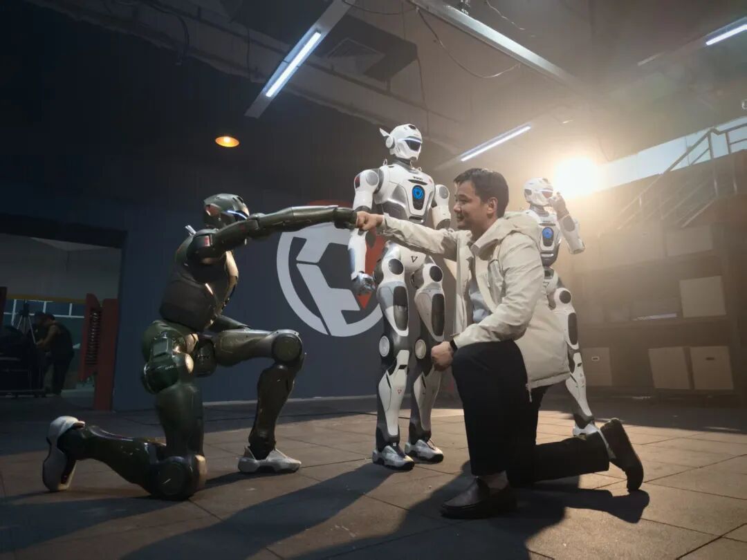 众擎T800人形机器人来了!18万起,行业首个用上固态动力电池插图1 众擎T800人形机器人来了!18万起,行业首个用上固态动力电池插图1