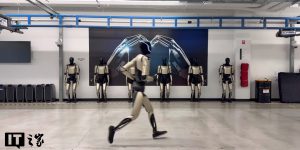 特斯拉晒 Optimus 人形机器人跑步视频，跑出个人最好成绩缩略图